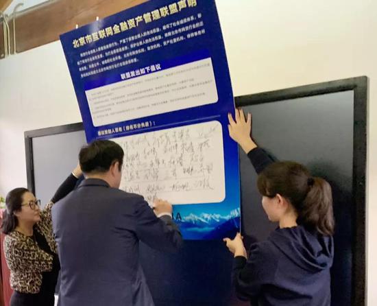 图为与会代表签署联盟声明。