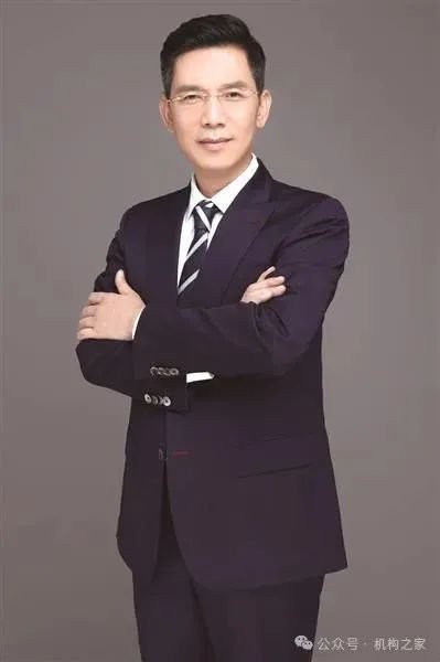 圖中人物係周暉