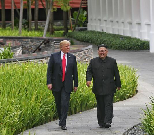 6月12日，特朗普与金正恩会晤时曾短暂并肩散步。