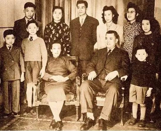 胡忠与江素琛育有胡文翰、胡慧贞、胡慧芳、胡应洲、胡慧英、胡慧彤、胡应湘、胡应洸及胡应滨等共五子四女,组成一个庞大家族 。(胡忠家族全家福。)