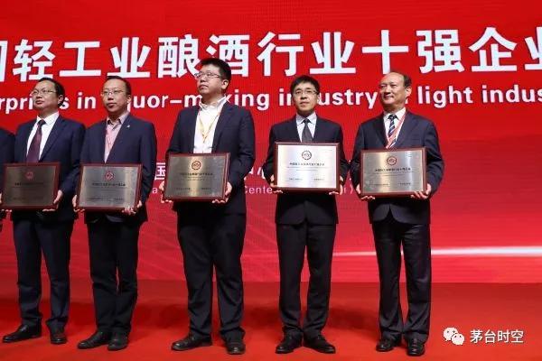 李静仁(右二)上台领取奖牌
