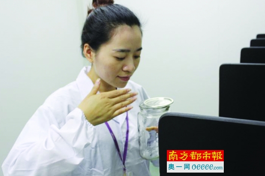 来自深圳的“闻臭师”曾鑫(由受访者供)现场示范如何“闻臭”:打开一瓶溶液盖子,开出一个小口,用手扇一扇,用鼻子对气味强度和舒适度进行判断。“这个有点像我们读书时做化学实验,一般不会直接把鼻子凑上去闻,而是用手将气味引过来”。