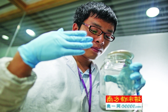来自深圳的“闻臭师”胡振龙现场示范如何“闻臭”:打开一瓶溶液盖子,开出一个小口,用手扇一扇,用鼻子对气味强度和舒适度进行判断。“这个有点像我们读书时做化学实验,一般不会直接把鼻子凑上去闻,而是用手将气味引过来”。