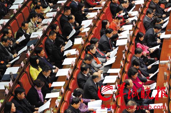 　　昨天上午，省十二届人大四次会议开幕