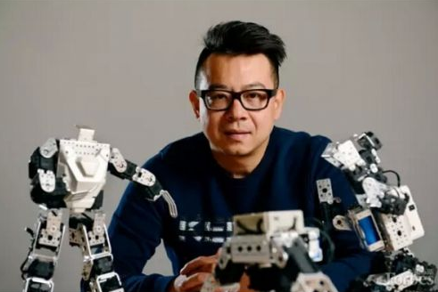 春晚机器人之父为创业曾卖豪宅