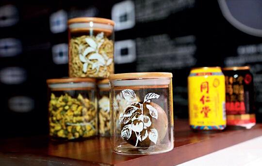 2015 年凉茶市场销售收入突破500 亿元,巨大的市场吸引力让有着300 多年历史的老字号同仁堂也玩起了跨界。