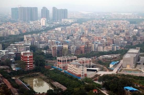 图为东莞惠州城区的住宅楼。 视觉中国 资料