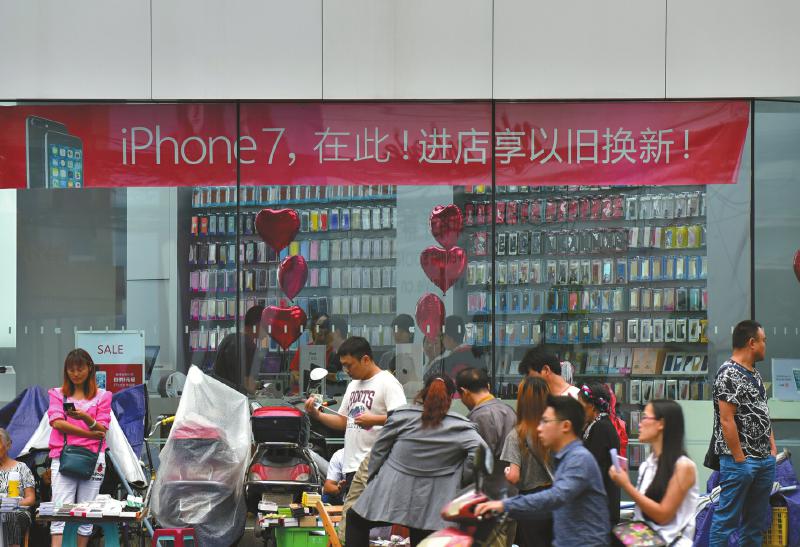 iPhone 7plus成都最高炒到2万4 亮黑色一机难求