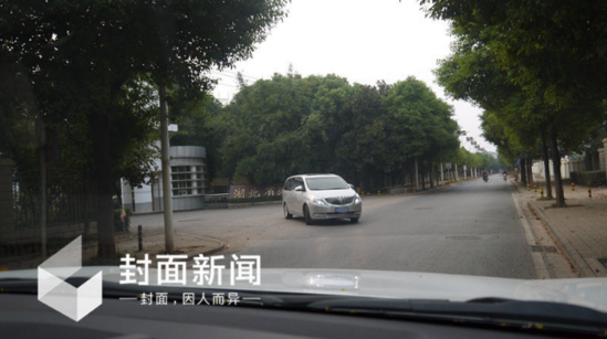 9月27日早上6時15分,前來接牟其中出獄的車到達湖北洪山監獄,35分鍾後,6時50分,牟其中乘車離開服刑16年的監獄。