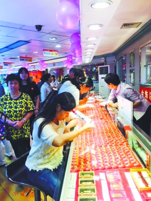 黄金周期间，广州一家商场的购金现场非常热闹。井楠摄