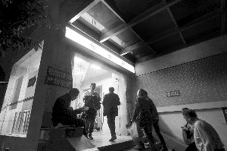 南京楼市新政后效应:市民为开购房证明排队至