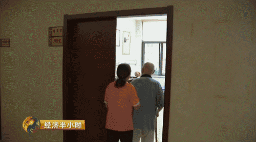 自从2014年10月住进这家养老院之后,俞富春老人就坚持每周做五到六天针灸和理疗,并按照医生的要求每天按时吃药。房间里都有呼叫铃,一旦有什么需要,就可以呼叫护理员过来帮忙。
