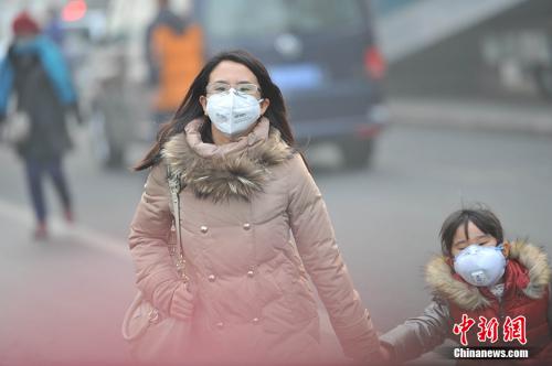 资料图。北京市民在雾霾中行走。 #####filter1#####记者 李泊静 摄