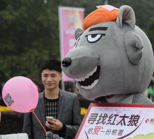 资料图片：杭州举行万人相亲交友大会。相亲者在现场打扮成动漫人物吸引人们的注意。