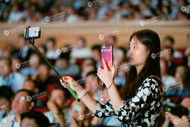 在2016 年哈尔滨太阳岛论坛上，《中国经济周刊》记者对论坛进行网络直播。《中国经济周刊》视觉中心 首席摄影记者肖翊 | 摄