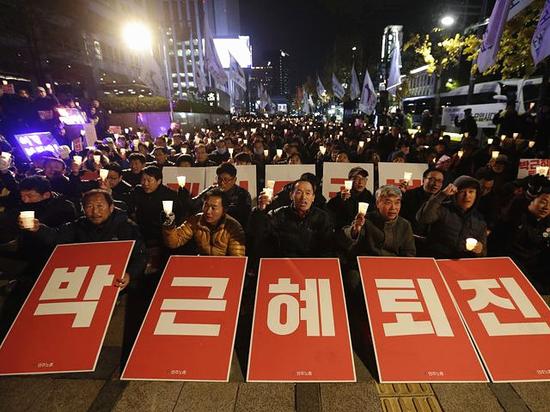 11月16日，韩国首都首尔，抗议者继续举行集会，要求朴槿惠总统下台。（新华/美联）