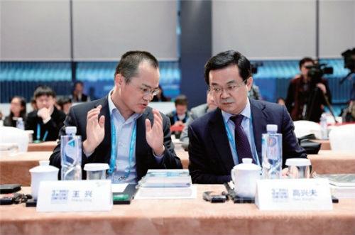 p30 美团网CEO王兴与浙江省副省长高兴夫在会场交流。