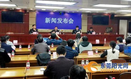 官方通报男子追砸运钞车被枪击案：押运员防卫过当