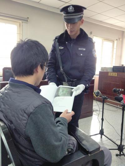 法警向张某出示证据。京华时报记者 张淑玲 摄