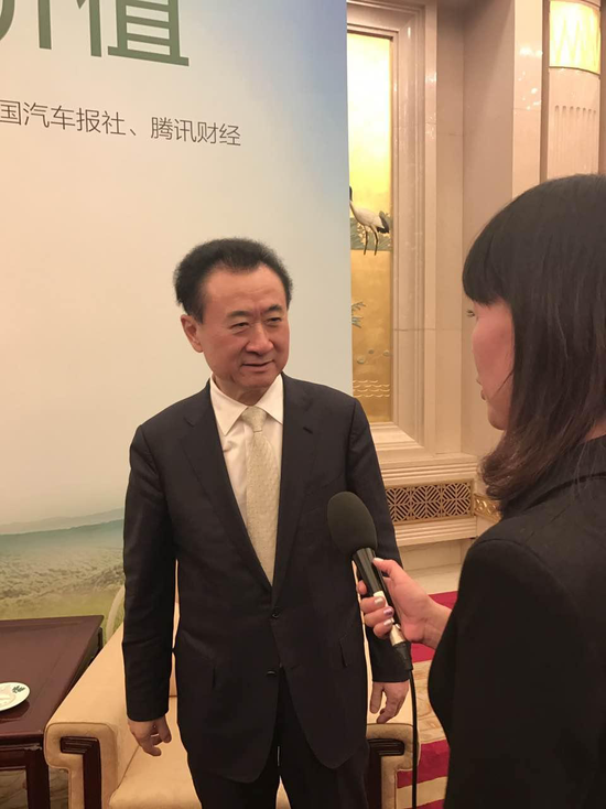 王健林接受央视财经记者采访