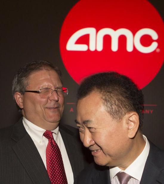 资料图片：万达集团董事长王健林（右）与AMC首席执行官和董事长杰里·洛佩斯在美国西洛杉矶一家AMC影院出席新闻发布会。 （新华社发）
