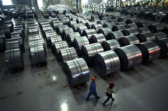 　部分二十国集团及经合组织国家试图通过协商解决钢铁产能过剩带来的问题。图为中国邯郸一家钢铁企业的仓库内景。（法新社资料图片）