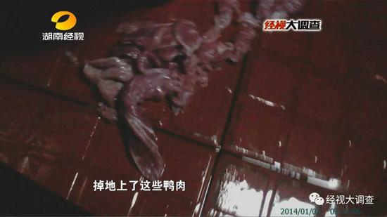几分钟后,盆子里装满了已经被绞碎的鸭大胸肉,随后,一些两三天前剩下来的碎鸭肉也被掺入这一堆原料中。