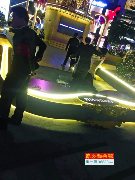 倒下的圣诞装饰物,可见呈“N”形。被访者供图