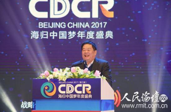 福耀玻璃集团创始人、董事长曹德旺在“2017第三届海归中国梦年度盛典”上做主题演讲。  人民论坛网 图