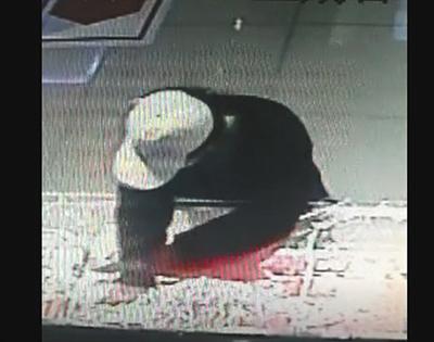 视频显示嫌犯砸抢金店柜台。受访者供图