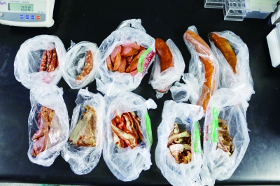 记者从街边熟食店、市场熟食摊购买的11份样品