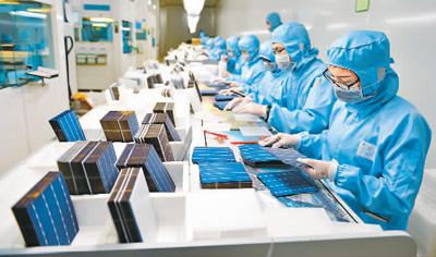 图为河北邢台晶龙实业集团有限公司的工人在车间内分选电池片。新华社记者　牟 宇摄