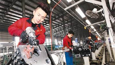 2月6日，安徽当涂经济开发区内的徽柴集团天沃公司工人在组装出口东南亚的新型柴油机。 王文生摄（人民视觉）