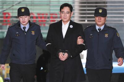 当地时间2月19日，韩国首尔，三星电子副会长李在镕（中）被押往特检组办公室。图/视觉中国