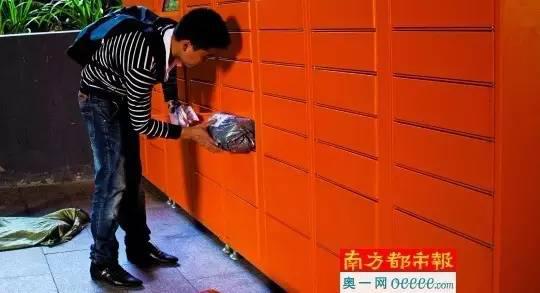 2016年12月8日，深圳一快递员将快件放置小区专柜，方便居民自取。
