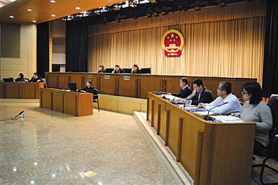 昨日上午,“被离婚”的张先生与孙女士购房纠纷案在一中院二审开庭。双方就谁存在过错等焦点问题展开辩论。一中院供图