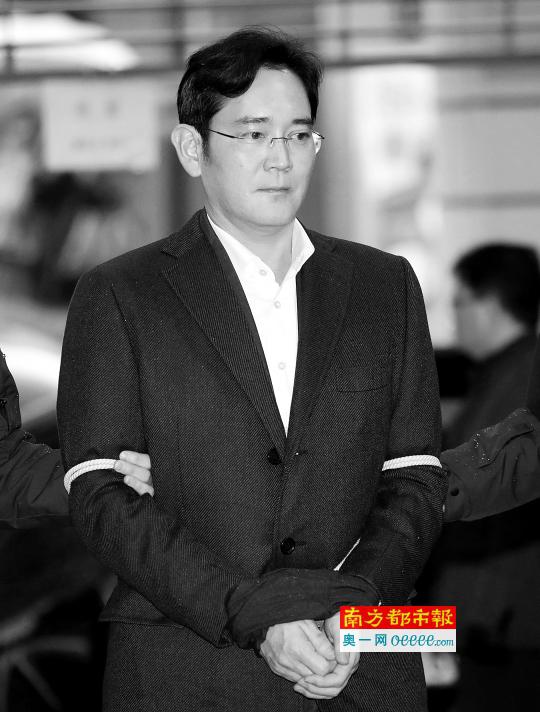  2月22日，在韩国首尔，三星电子副会长李在镕被押往特检组办公室接受问讯。 新华社发