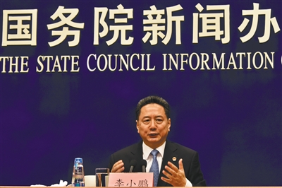 昨日，李小鹏首次以交通运输部部长身份参加新闻发布会。去年9月初，李小鹏就任交通运输部部长。图/视觉中国