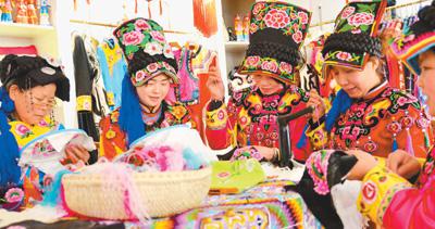 在陕西宁强，羌族刺绣成为绣娘们脱贫致富的“金钥匙”。吴天文摄（人民视觉）