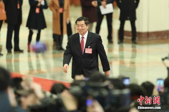 3月5日，十二届全国人大五次会议在北京人民大会堂开幕。国家发展和改革委员会主任何立峰在“部长通道”接受采访。中新社记者 盛佳鹏摄