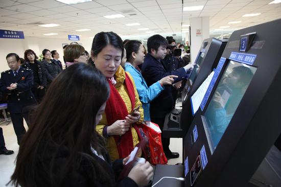 六大网媒走进中关村办税大厅体验互联网+税务