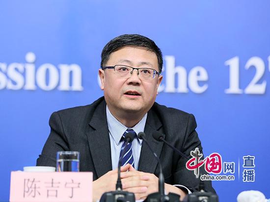 环保部部长陈吉宁回答记者提问。中国网 高聪摄