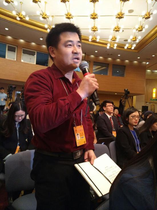 每经记者李彪正在提问