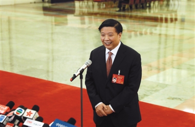 8日，“两会部长通道”上，国土资源部部长姜大明接受采访。新京报首席记者 陈杰摄 