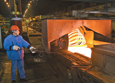 工人在笔尖钢钢丝生产线上工作