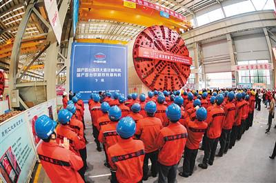 2016年，国产首台高铁大直径盾构机、铁路双线盾构机在湖南长沙下线，标志着中国在大型高端装备制造领域取得重大突破。 新华社记者 龙弘涛摄