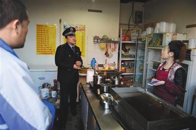 昨日下午，丰台区食药监局执法人员查处涉嫌违法经营的“台湾手抓饼”店，并对经营者进行询问。新京报记者 吴江摄