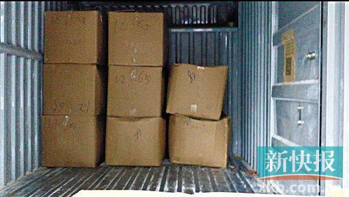 中山一家档口的货车上有近10箱“加糖”木耳,外包装均无厂家任何信息。