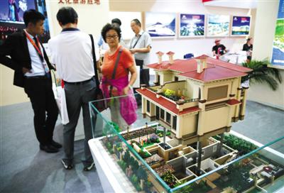 在北京房展会上，海外楼盘已占据全部展商的半壁江山，尤其是在国内楼市调控的环境下，给海外房产销售提供了空间。图/视觉中国