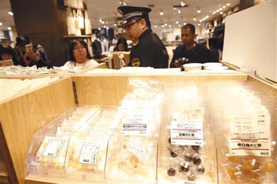 昨日，北京市食药监局执法人员在永旺超市（丰台店）检查进口食品。